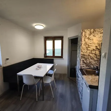 Δωμάτια σε οικογενειακή κατοικία Spacious In Modern Flat *
